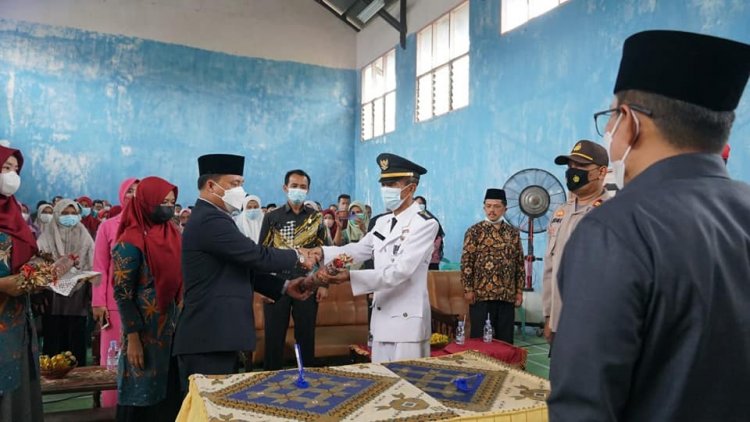 Dipercaya Sebagai Kabag Prokomp, Dedi Tri Widono Serahkan Jabatan Camat Tanjung Emas Kepada Zulkifli 