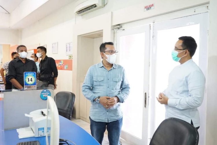 Tertarik dengan Aplikasi Dukcapil Ceria Mobile, Bupati Tanah Datar Langsung Datangi Dukcapil Padang Pariaman