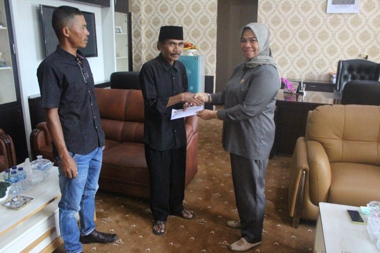 Hj.Nurnisma Bantu Sanggar Lubuak Saiyo Alat Musik Talempong     