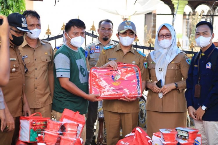Empati Terhadap Korban Kebakaran, Wabup  Pessel Rudi Hariyansyah Salurkan Bantuan 