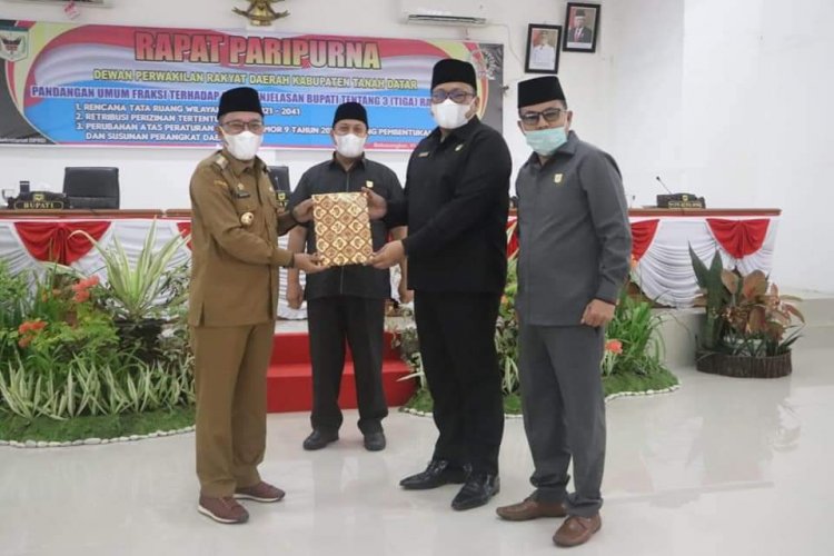 Rapat Paripurna, Fraksi DPRD Tanah Datar Sampaikan Pandangan Umum Terhadap 3 Ranperda