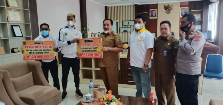 Raih Emas PON XX Papua, Fauma Depril Jumra dan Pelatih Terima Bonus dari Bupati Pasaman