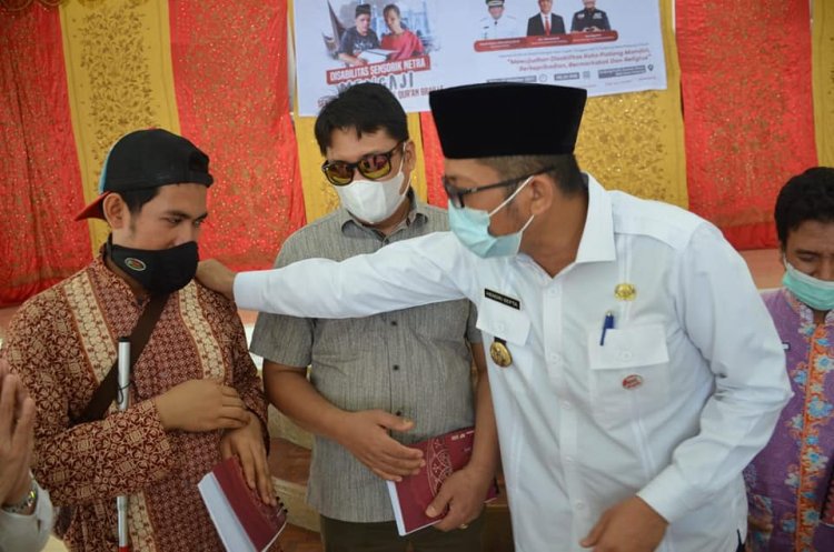 Wako Padang Serahkan Wakaf Alquran Braille bagi 60 Penyandang Disabilitas Netra