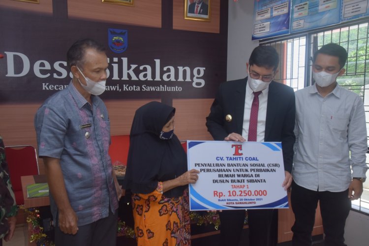 Dukung Perbaikan Rumah Wilayah Pertambangan, CV. Tahiti Coal Serahkan Bantuan CSR