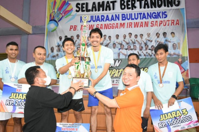 Pasangan Bersaudara Deni dan Ijal Boyong Piala Bergilir Bupati Kampar .
