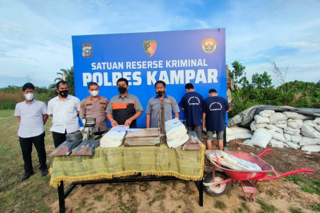 Bongkar Praktek Pengolahan Pupuk Oplosan, Polres Kampar Amankan Dua Tersangka dan 8 Ton Lebih Barang Bukti