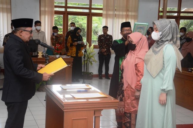 Bupati Eka Putra Lantik Dua Pejabat Pemkab Tanah Datar