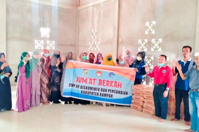 Jum'at Berkah, DWP Kominfo Kampar Serahkan Bahan Bangunan ke  Mushalla