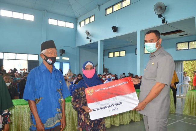 Diserahkan Bupati Sijunjung, 605 KK Warga Terdampak Covid-19 di Lubuk Tarok Terima KKS Program Bantuan Sembako