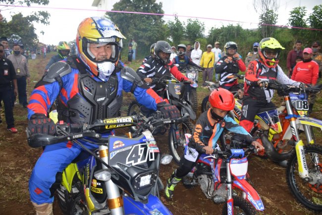 Lepas Trail Adventur, Bupati Agam  Andri Warman Ikut Jelajahi Jalur Rimbo Marapi Bersama Ratusan Raider