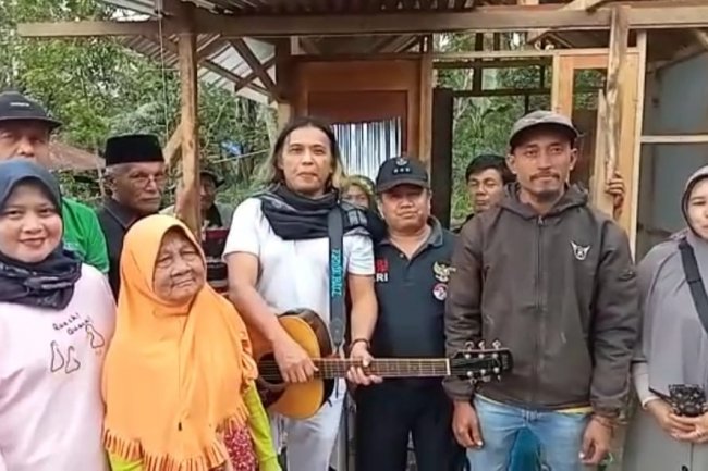 Salurkan Bantuan, Rumah Nenek Nurjani Juga di Rehab “Paksa”