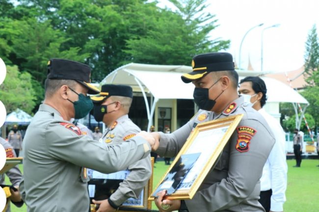 Terbaik Laksanakan Program Sumdarsin, Kapolres Sijunjung, AKBP Muhammad Ikhwan Lazuardi Diganjar Penghargaan Kapolda Sumbar