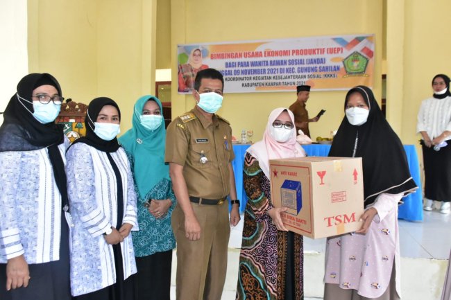 Wanita Rawan Sosial Terima Bantuan UEP dari KKKS Kampar