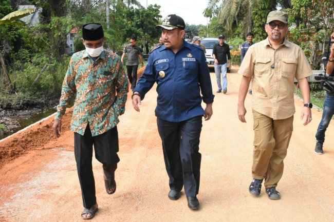 Ruas Jalan Munawir di Aspal Hotmik, Warga  Pancuran Gading  Langsung Sampaikan Terimakasih Kepada Bupati Kampar 