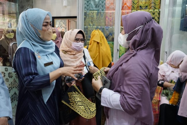 Temu Bisnis UMKM, Ketua Dekranasda Ny. Lise Eka Putra Kunjungi Gerai  Pengrajin Riau