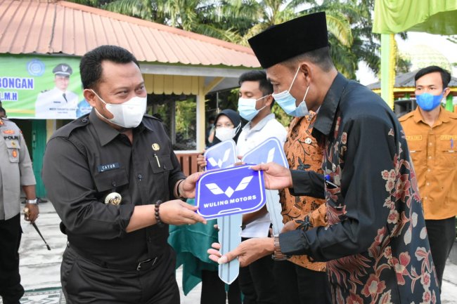 Komit Tingkatkan Pelayanan Kesehatan, Bupati Kampar Kembali Serahkan 3 Unit Ambulance Desa