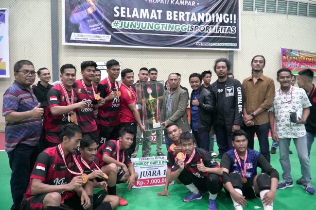 Klub JP 82 B Raih Piala Bupati Kampar dalam  Turnamen Futsal Forkot Cup II