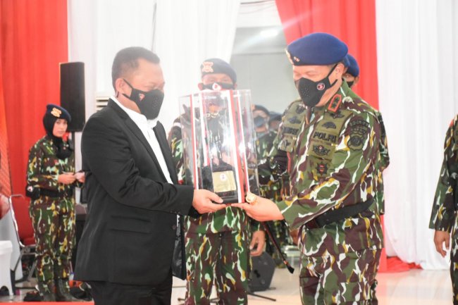 Peringatan HUT Brimob, Bupati Kampar Terima Penghargaan Kapolda Riau