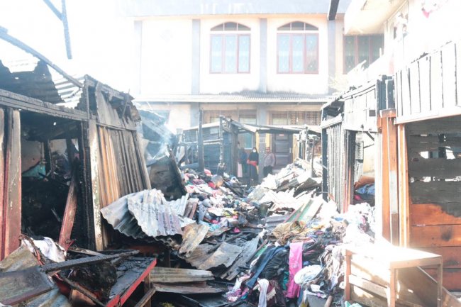 Kebakaran Landa Pasar  Bawah  Bukittinggi, Puluhan Kios Hangus Dilalap Api