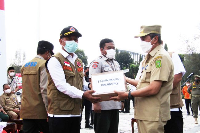 Terima Bantuan Masker dan Hand sanityzer dari BNPB, Bupati Kampar:  Jangan Lalai Tegakkan Prokes