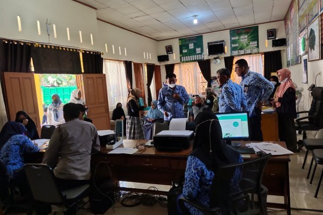 Kesulitan Datang ke Lokasi Vaksin, Staf Kelurahan Balai Panjang Payakumbuh Siap Menjeput Warga