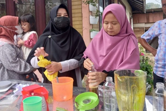 Bersama Prof Trimurti, Tim PKM Unand Ajarkan Poktan Sayuran Sehat Baramban Agam Membuat Biopestisida  