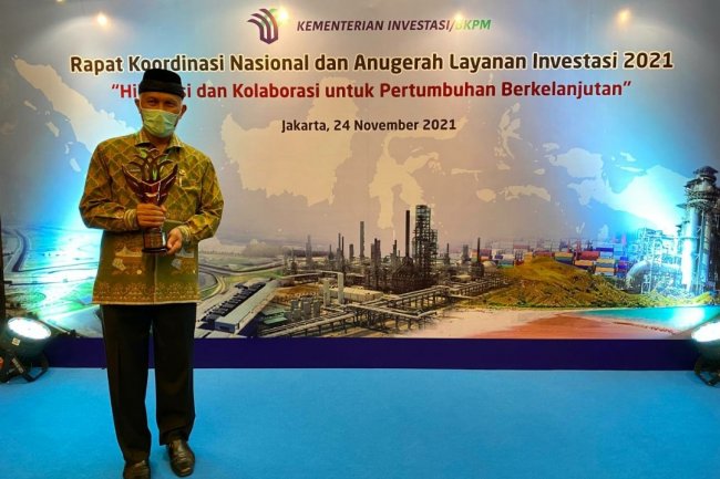 Gubernur Mahyeldi Terima Anugerah Layanan Investasi 2021, Buktikan Sumbar Daerah Ramah Investor