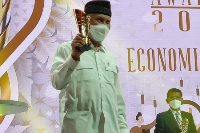 Pimpin Pilot Project Ekonomi Syariah, Gubernur  Mahyeldi Raih Penghargaan
