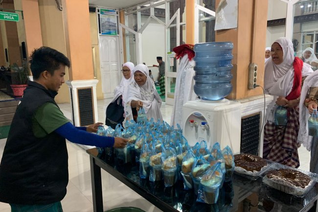 Raih Keberkahan Waktu Subuh, Aksi Safari Subuh ACT Solok Bagikan Sarapan Gratis