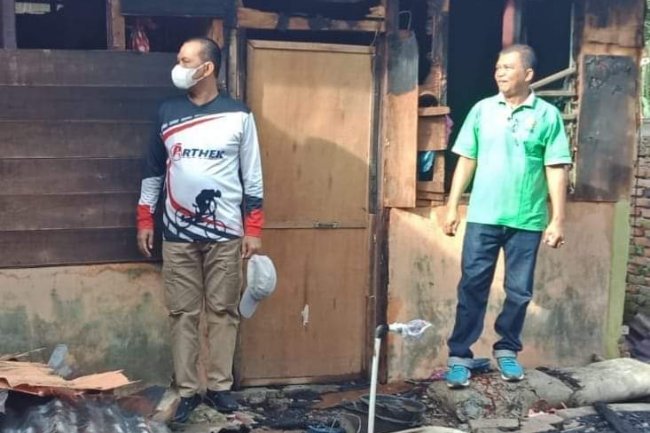 Sehari Pasca Kebakaran, Walikota Pariaman Genius Umar Datang Hantarkan Bantuan Bagi Korban Kebakaran