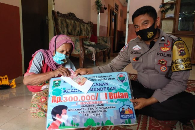 Dampingi Perangkat Nagari Serahkan BLT Dana Desa, Bhabinkantibmas Nagari Sumani Himbau Warga Melaksanakan Vaksinasi Covid-19