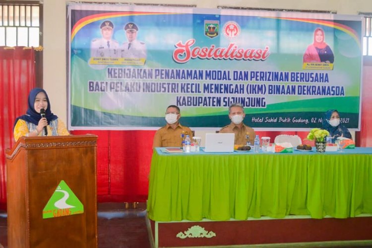 Pelaku  IKM Binaan Dekranasda Sijunjung Ikuti Sosialisasi Kebijakan Penanaman Modal dan Perizinan 