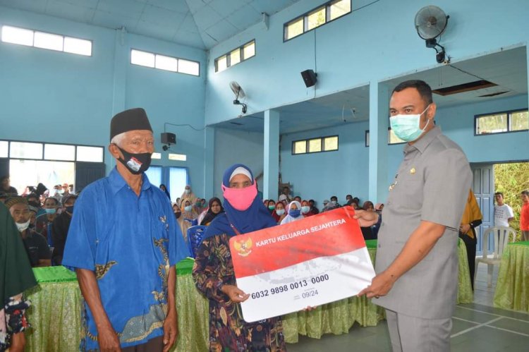 Diserahkan Bupati Sijunjung, 605 KK Warga Terdampak Covid-19 di Lubuk Tarok Terima KKS Program Bantuan Sembako