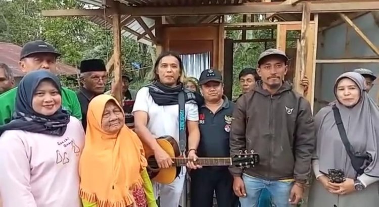 Salurkan Bantuan, Rumah Nenek Nurjani Juga di Rehab “Paksa”