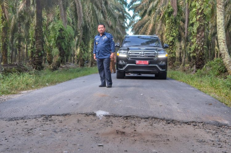 Tinjau Pembangunan Infrastruktur,  Bupati Kampar:  Dinas PUPR Tuntaskan Pembangunan Jalan Penghubung Desa