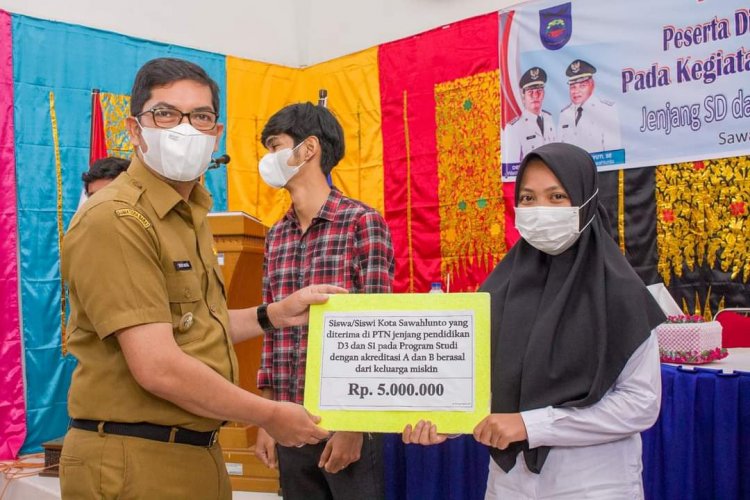Buktikan Komitmen,  Pemko Sawahlunto Salurkan Penghargaan Total Rp 588 Juta Kepada 293 Mahasiswa