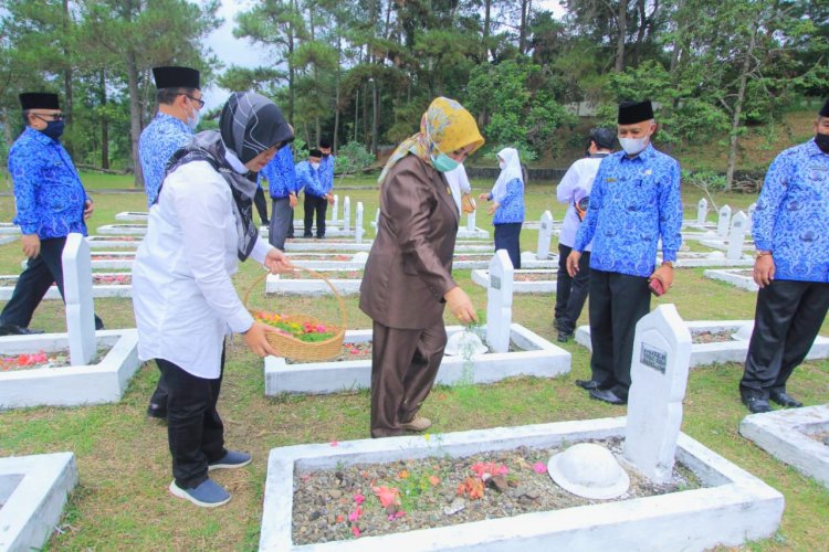 Ikuti Upacara Peringatan Hari Pahlawan, Ketua DPRD Kota Solok Bersama Forkopimda Lakukan Tabur Bunga di TMP Mutiara Bangsa