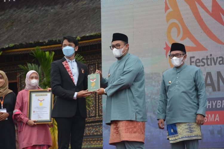 Semarak, Pembukaan Festival Pesona Minangkabau 2021 Ditandai dengan Penyerahan Penghargaan MURI