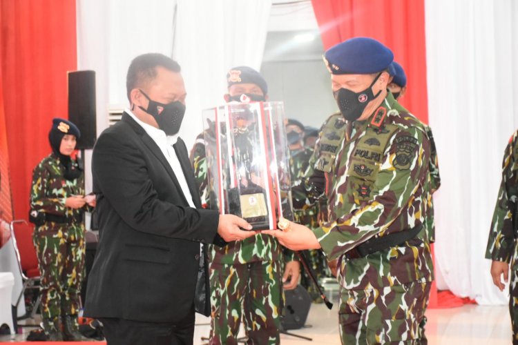 Peringatan HUT Brimob, Bupati Kampar Terima Penghargaan Kapolda Riau