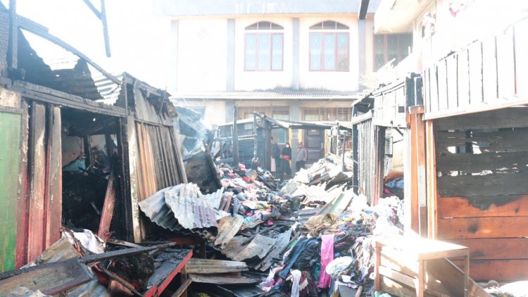 Kebakaran Landa Pasar  Bawah  Bukittinggi, Puluhan Kios Hangus Dilalap Api