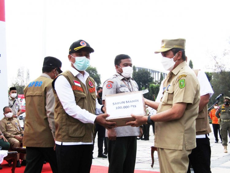 Terima Bantuan Masker dan Hand sanityzer dari BNPB, Bupati Kampar:  Jangan Lalai Tegakkan Prokes