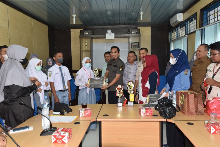 Pelatihan Jurnalistik Remaja Kampar Berakhir, Tiga Peserta Terbaik Terima Piala