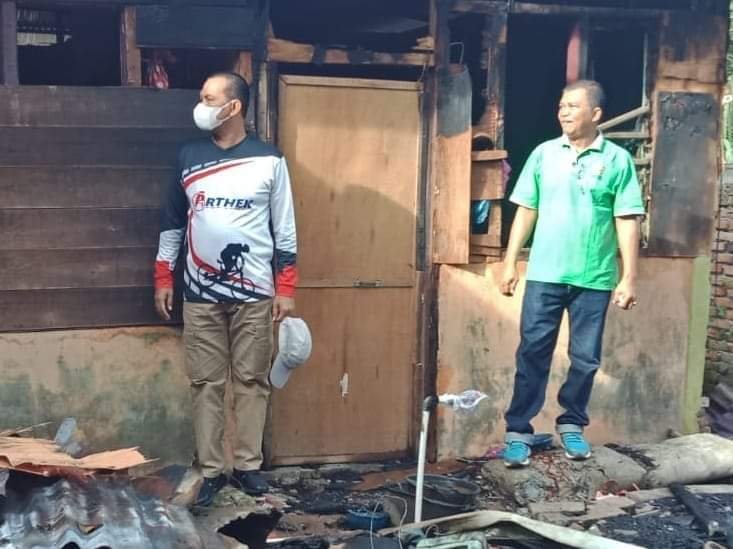 Sehari Pasca Kebakaran, Walikota Pariaman Genius Umar Datang Hantarkan Bantuan Bagi Korban Kebakaran