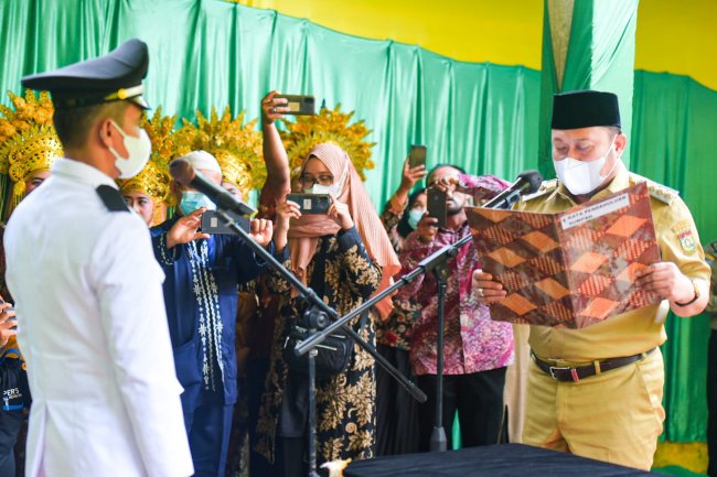 Ben Zainal Arifin Dilantik Bupati Kampar Sebagai PAW Kepala Desa Rimbo Panjang