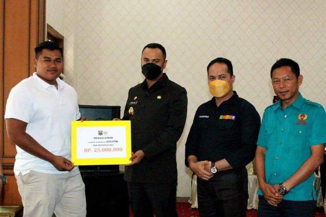 Bupati Benny Dwifa Serahkan Bonus kepada Atlet Kabupaten Sijunjung yang Berprestasi di PON XX Papua