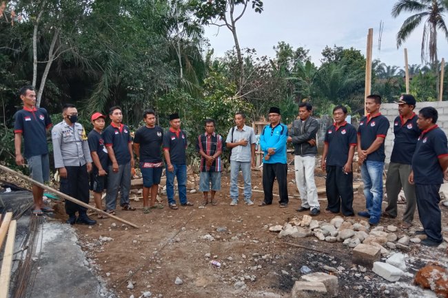 Aksi Peduli Paguyuban  Warga  Ekstrans  Dharmasraya, Korban Kebakaran di Tiumang Terima Bantuan Sosial