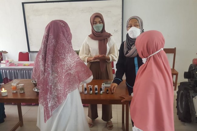 Olah Bahan Alam Jadi Lilin Aromaterapi, Fakultas Farmasi Unand Padang Lakukan Pengabdian Masyarakat di SMKN 1 Guntal 