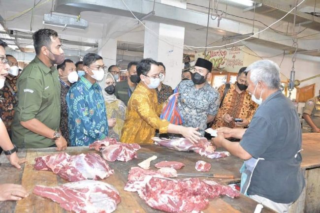 Tinjau Kondisi Pasar Padang Panjang,  Wamendag Jerry Sambuaga Langsung Belanja Barang Kebutuhan Harian