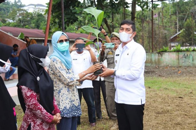 Bantu Bibit Pinang Wangi Untuk 127 KK, Wako Sawahlunto Apresiasi Program Kelurahan Durian I