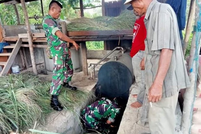 Babinsa Koramil 01/Kubung Motivasi Petani Serai Wangi  Dalam Mengolah Minyak Atsiri